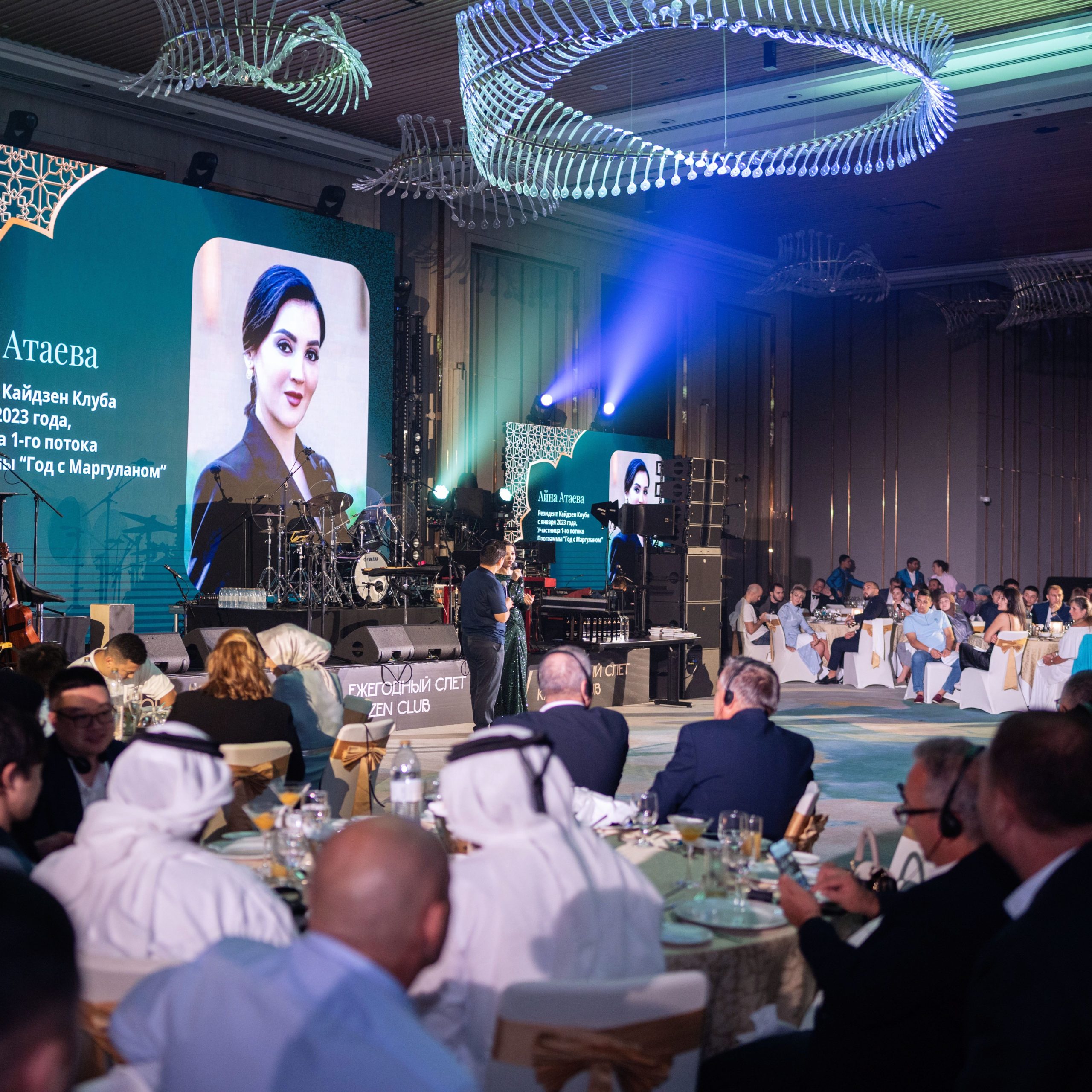 Business professionals networking during a corporate conference break | atravel.pro